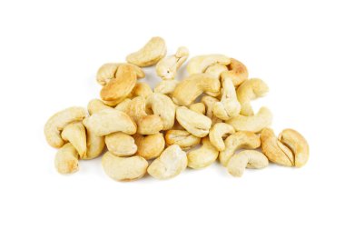 Beyaz arka planda izole edilmiş kavrulmuş kaju fıstığı