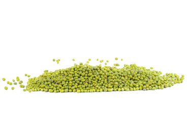 Mung fasulyeleri beyaz arkaplanda izole