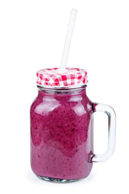 Beyaz arka planda izole edilmiş ev yapımı yabanmersini püresi.