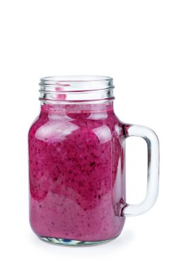 Beyaz arka planda izole edilmiş ev yapımı yabanmersini püresi.