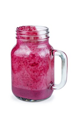 Beyaz arka planda izole edilmiş ev yapımı yabanmersini püresi.