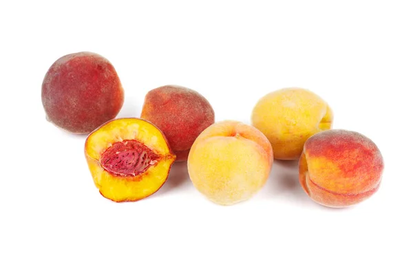 Beyaz Arkaplanda Yalıtılmış Şeftali Meyveleri — Stok fotoğraf