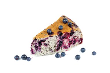 Beyaz arka plan üzerinde izole böğürtlenli turta