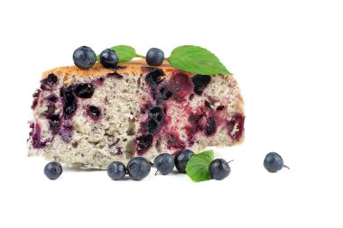 Beyaz arka plan üzerinde izole böğürtlenli turta