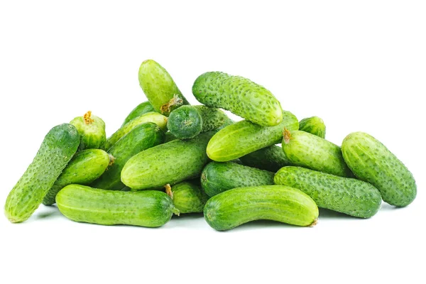 Stapel Van Kleine Verse Groene Komkommers Geïsoleerd Witte Achtergrond — Stockfoto
