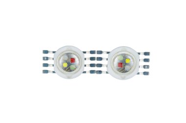 Beyaz arkaplanda izole edilmiş iki orta güçlü SMD RGB LED