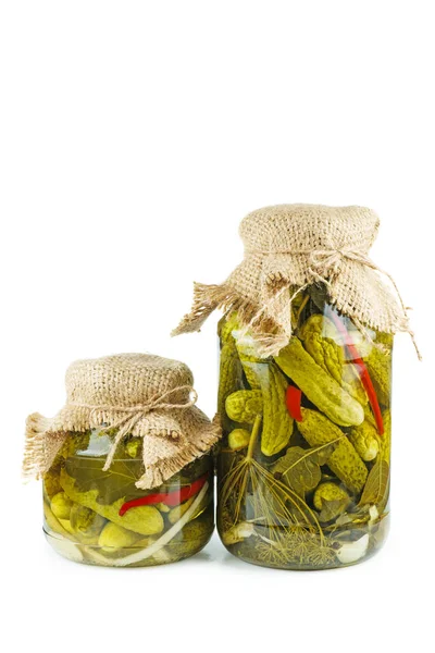Glazen Potten Met Gepekelde Komkommers Geïsoleerd Witte Achtergrond — Stockfoto