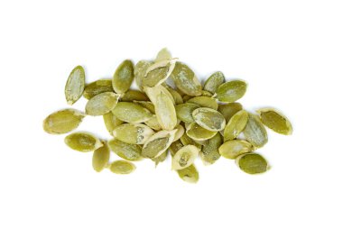 Beyaz arka planda izole edilmiş taze kabak tohumları yığını