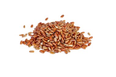 Beyaz arkaplanda izole edilmiş küçük kırmızı pirinç yığını