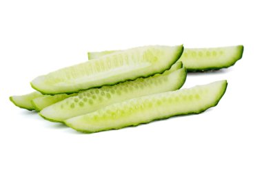 Beyaz arka plan üzerinde izole dilimlenmiş salatalık