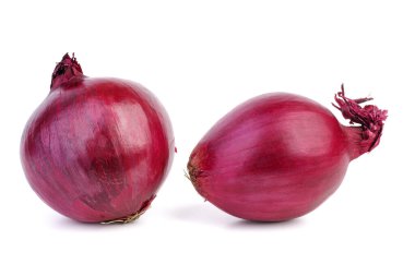 Beyaz arkaplanda iki mor soğan izole edilmiş.