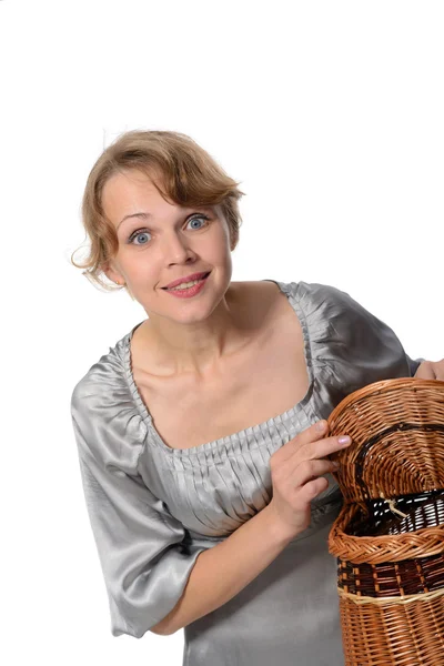 Mujer sosteniendo una cesta — Foto de Stock