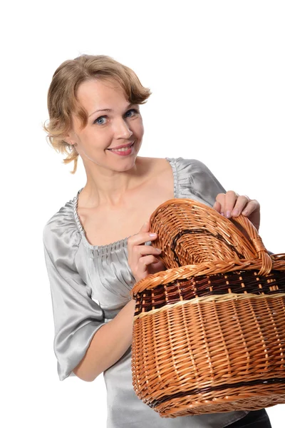 Mulher segurando uma cesta e sorrindo — Fotografia de Stock