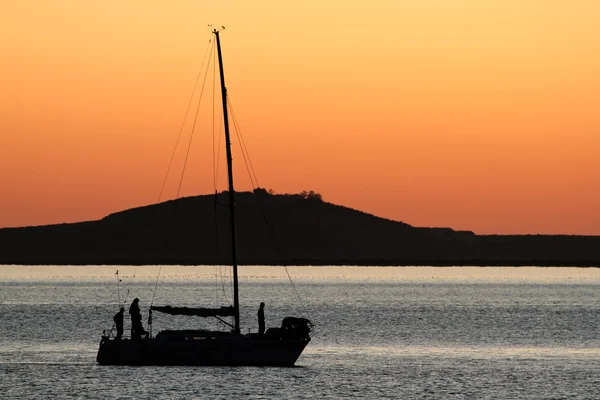 Silhouette yacht al tramonto — Foto Stock