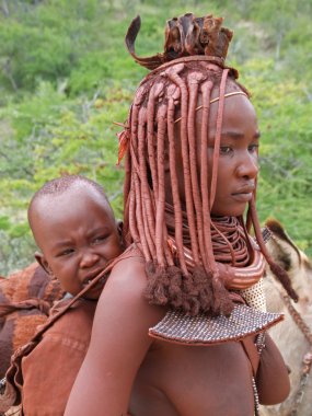 bebeği olan kadın Himba
