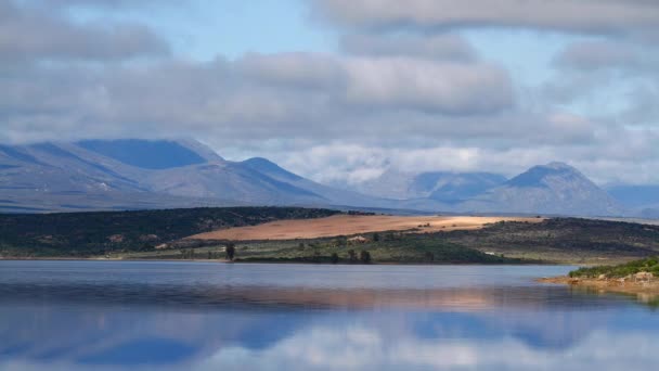 Nuvens sobre lapso de tempo lago — Vídeo de Stock