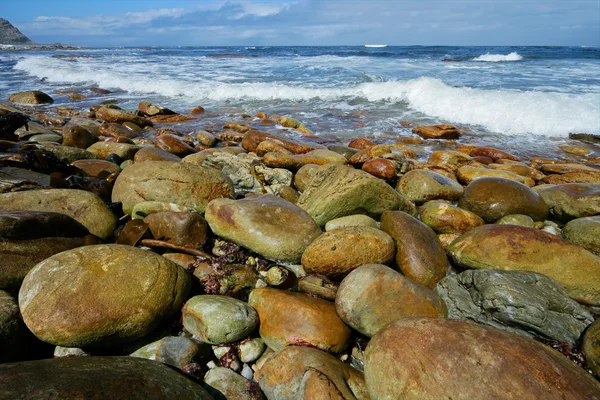 Playa rocosa con olas — Foto de Stock