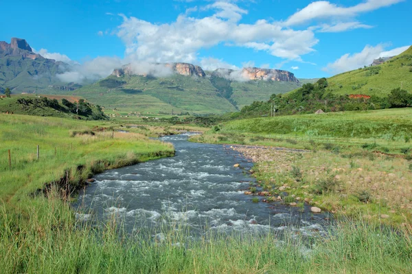 Río Tugela y montañas — Foto de Stock