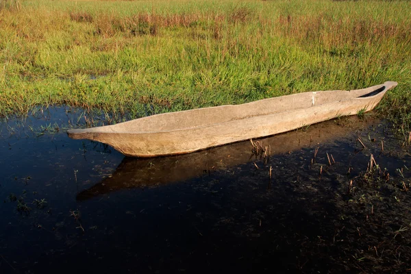 Makoro båt på vattnet — Stockfoto
