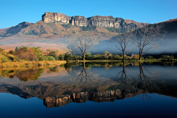 Elbsandsteingebirge och reflektion — Stockfoto