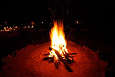 gece kamp ateşi