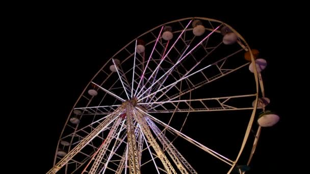 Большое колесо в парке развлечений — стоковое видео