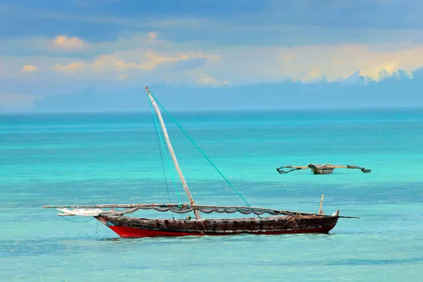 坦桑尼亚桑给巴尔清澈碧绿水面上的一艘木制帆船 独桅帆船 — 图库照片