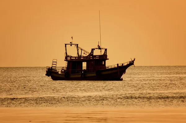 Sunset with boat on tropical beach — Stock Photo, Image