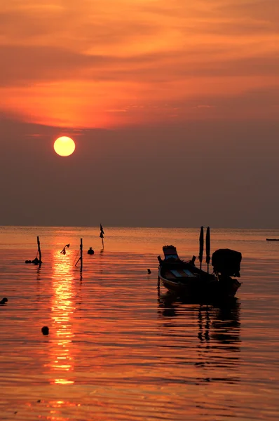 Gün batımı tekne tropikal plaj — Stok fotoğraf