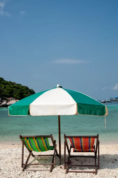Deux chaises longues et parasol sur la plage — Photo