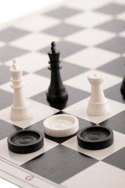 satranç tahtasında satranç taşları