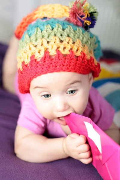 Meisje van de baby in brei hoed — Stockfoto