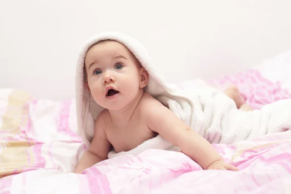 Baby ligt op bed — Stockfoto