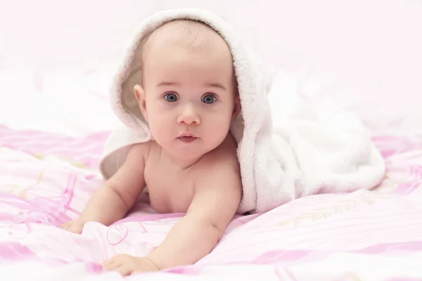 Baby ligt op bed — Stockfoto