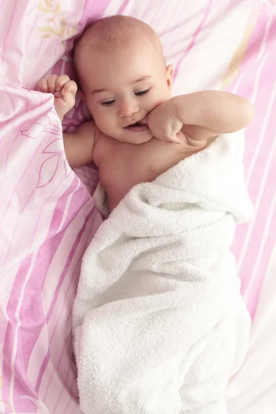 Bebé acostado en la cama — Foto de Stock