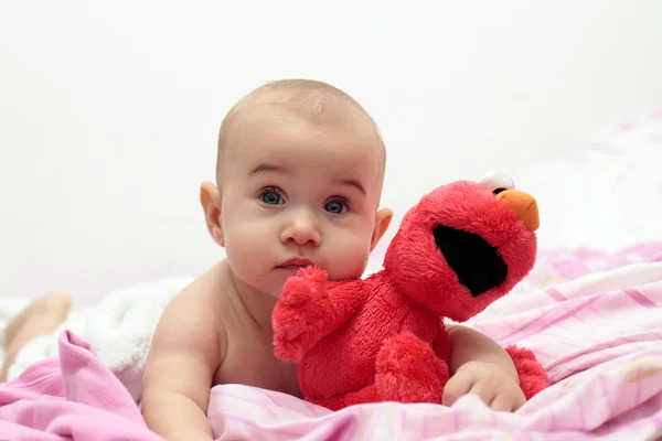 Pequeño bebé con juguete — Foto de Stock