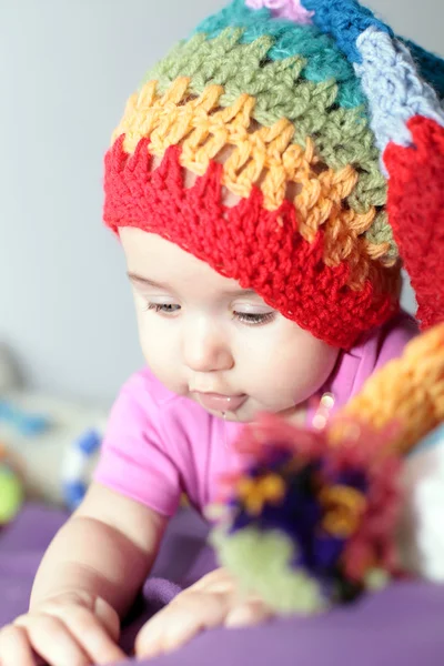 Baby Mädchen mit Strickmütze lizenzfreie Stockbilder