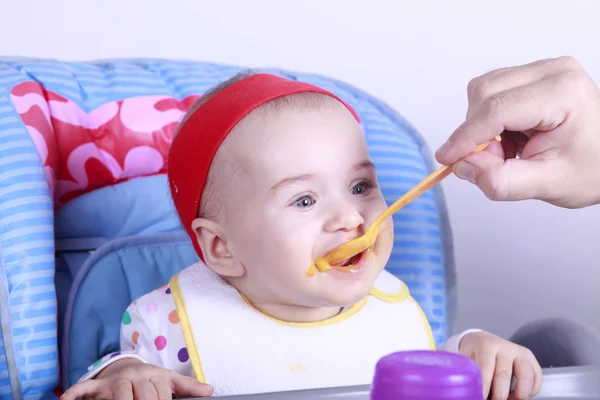 Madre alimentación bebé niña — Foto de Stock