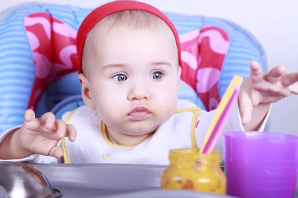 Meisje van de baby eten lunch — Stockfoto