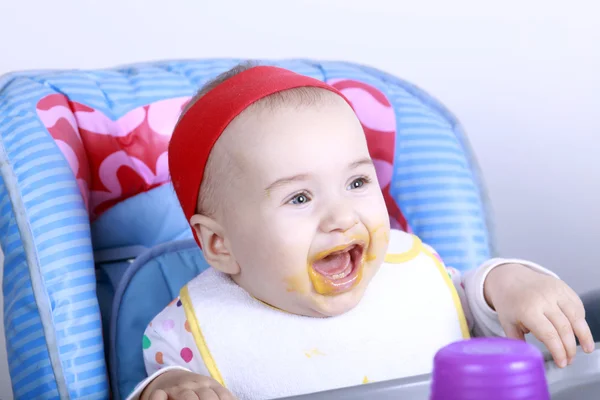 赤ちゃんは、彼女の昼食をお楽しみください。 — ストック写真