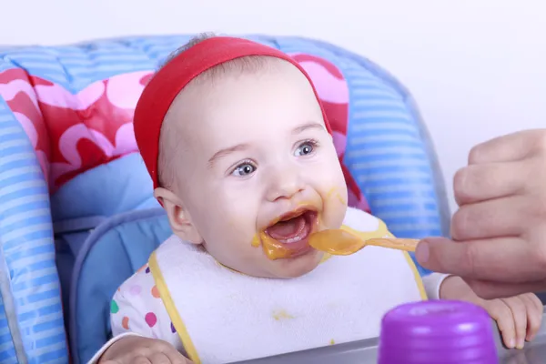 Matka krmení holčička摂食赤ちゃんの女の子を母します。 — ストック写真