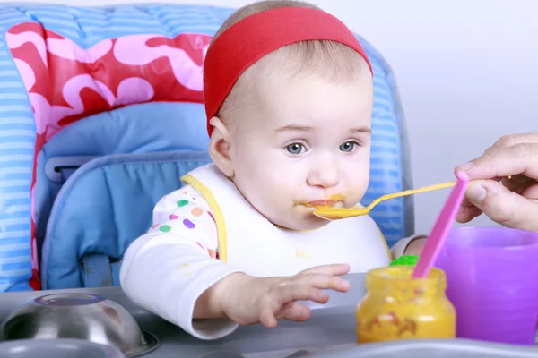 Moeder voeding meisje van de baby — Stockfoto