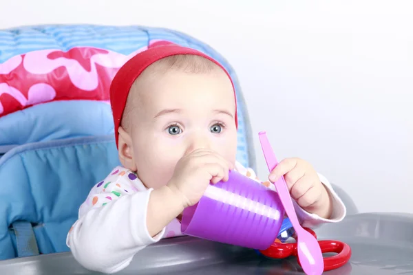Bebé con taza y cuchara — Foto de Stock