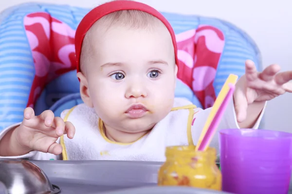 Meisje van de baby eten lunch Rechtenvrije Stockafbeeldingen