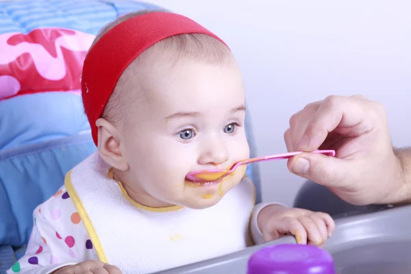 Moeder voeding meisje van de baby Rechtenvrije Stockfoto's