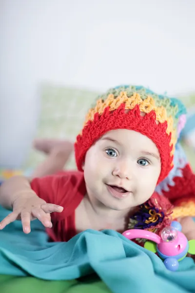 Bebé niña en sombrero de punto — Foto de Stock