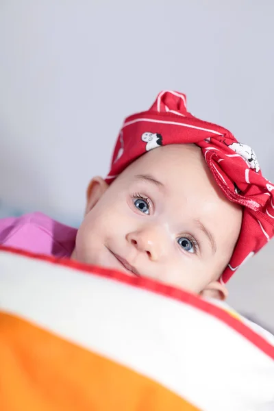 Bebé escondido detrás de una almohada — Foto de Stock