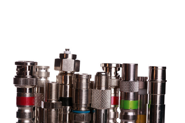 Крупный план различных разъемов для коаксиальных кабелей
