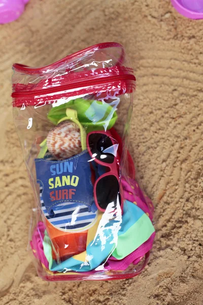 Väska av lilla rest på sand — Stockfoto