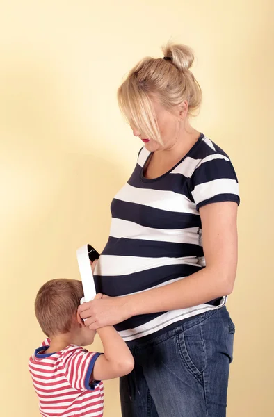 Pojke med mamma lyssnar på musik — Stockfoto